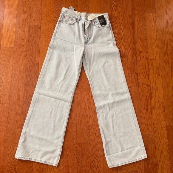 Light Wash Wide Leg Women’s Jeans - Picture 4 of 4